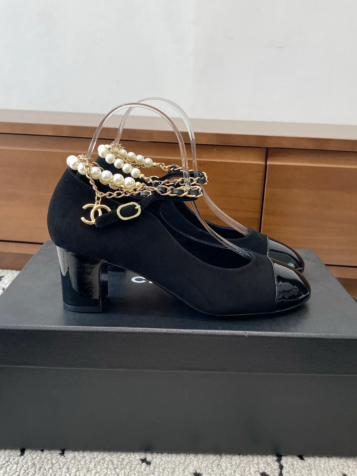 👟👟Ex-factory price 600👟👟 High version 🍀CHANEL2025 new autumn and winter model, Mary Jane leather surface Chanel Xiaoxiang C home flat classic metal chain shoes Comfortable Mary Jane shoes Catwalk haute couture customization, simple yet sweet and playful Solid color fabric is refreshing and easy to put on Buckle design shoes are more heeling Upper: Customized sheepskin Inner foot pad: sheepskin Sole: Italian genuine leather sole Size: 35-40 (40 customized, non-refundable) 👉 👉 Buy now👉 Buy now👉 Buy now👉